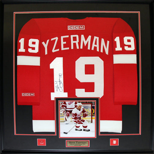 Steve Yzerman Detroit Red Wings Signed red Jersey Hockey Collector Frame